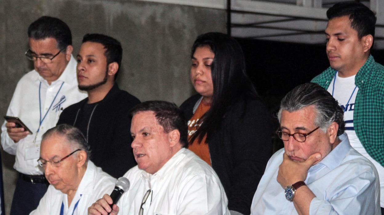Miembros de la Alianza Cívica y representantes del Gobierno de Daniel Ortega, durante la rueda de prensa ofrecida ayer en Managua
