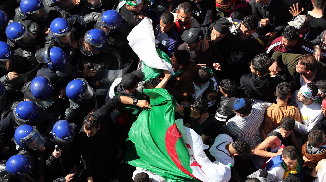 Los antidisturbios tratan de frenar la marea humana de manifestantes en el centro de Argel