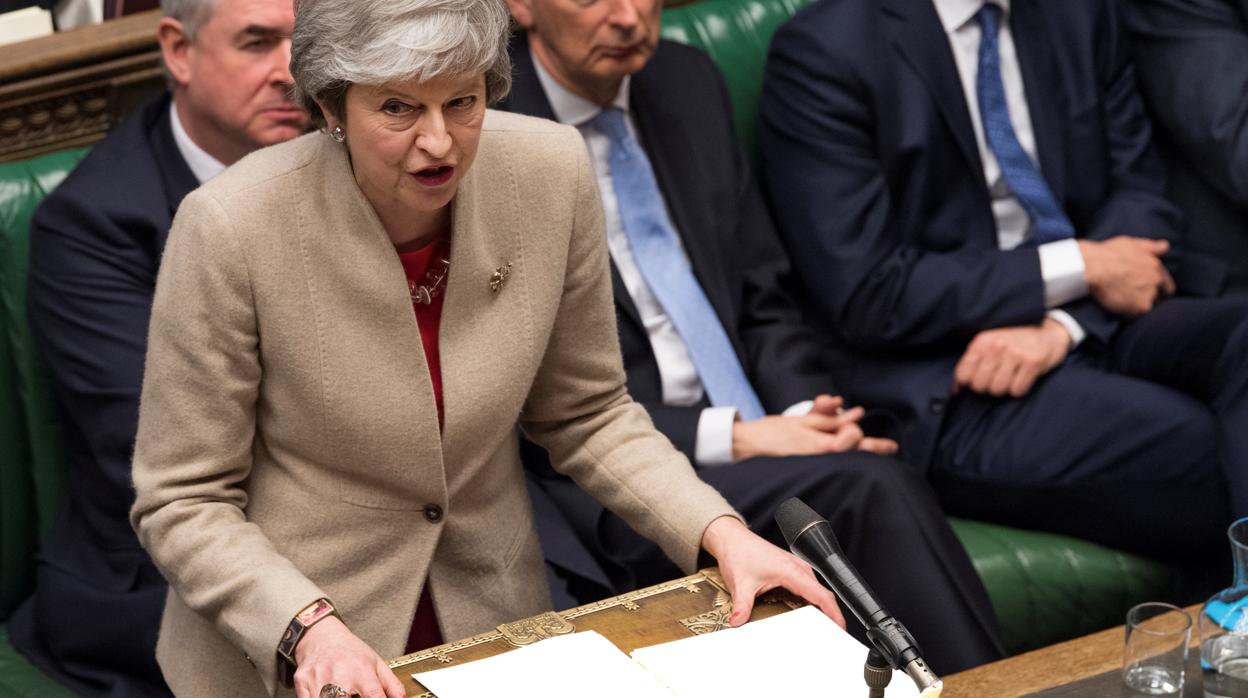 Los Comunes prolongan la agonía de May y de su plan del Brexit