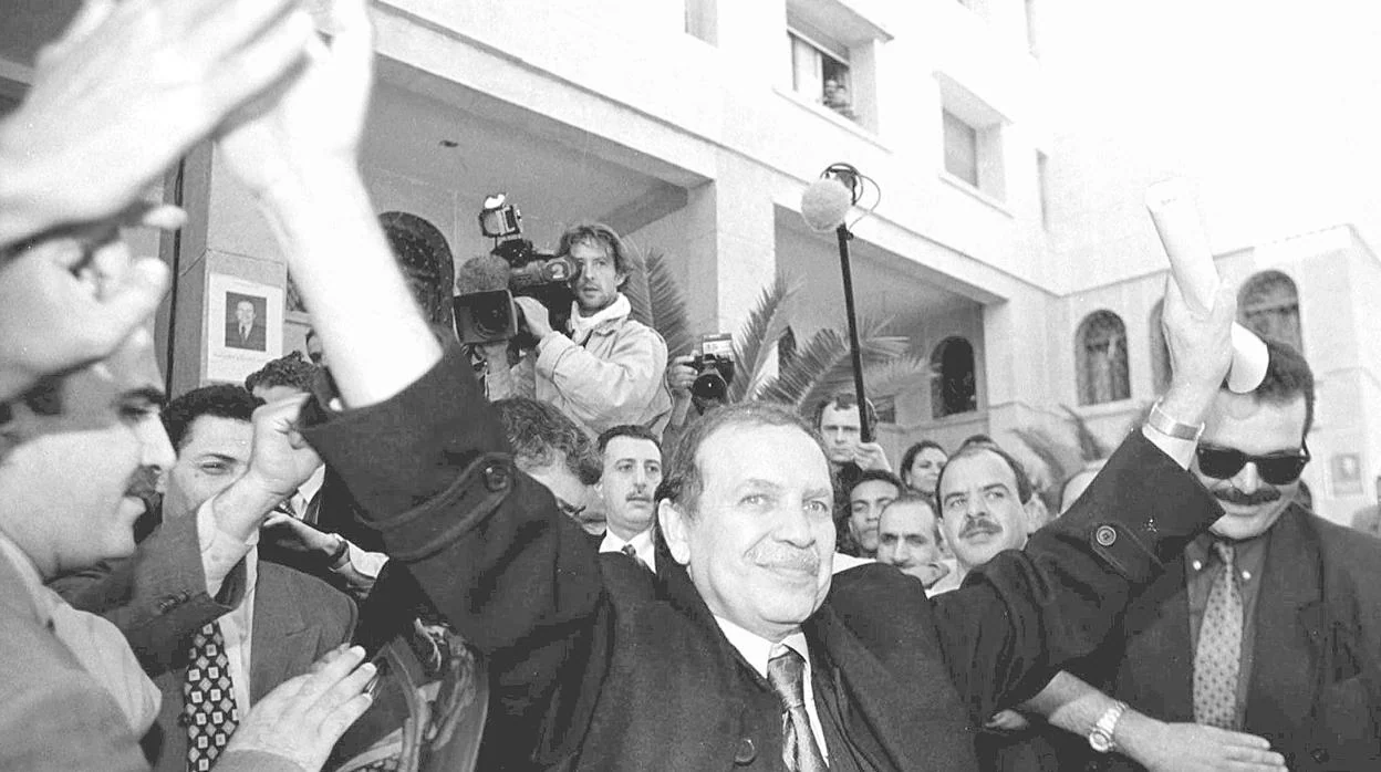 En abril de 1999 Buteflika fue elegido presidente de Argelia con un alto índice de popularidad, que ha dilapidado tras 20 años ejerciendo el poder con más sombras que luces