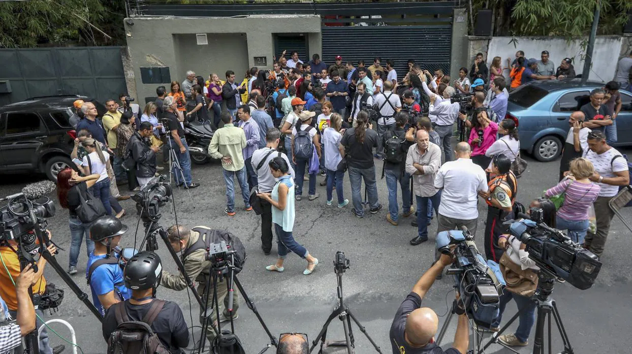 Periodistas, trabajando frente a la casa del opositor Leopoldo López en 2017
