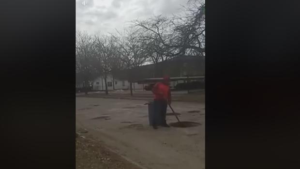 Un niño de 12 años repara los baches de su ciudad «para que su madre no estropee el coche»