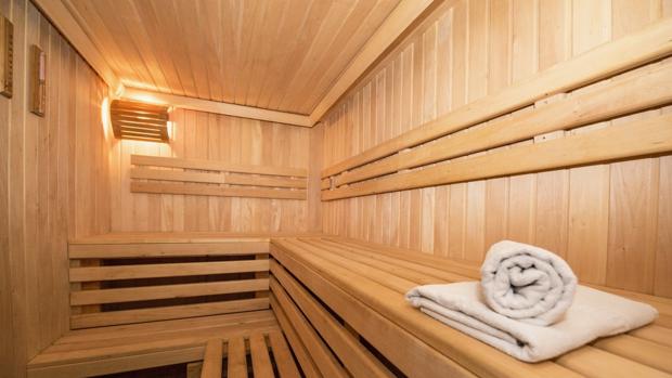 Un policía sueco desnudo detiene a un fugitivo mientras visita una sauna