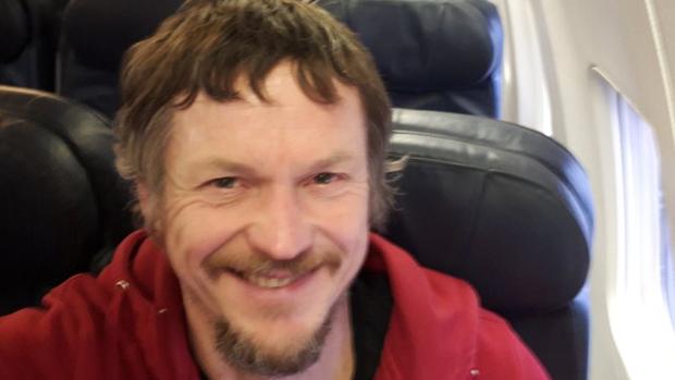 Un hombre viaja solo en un Boeing 737-800 de Lituania a Italia