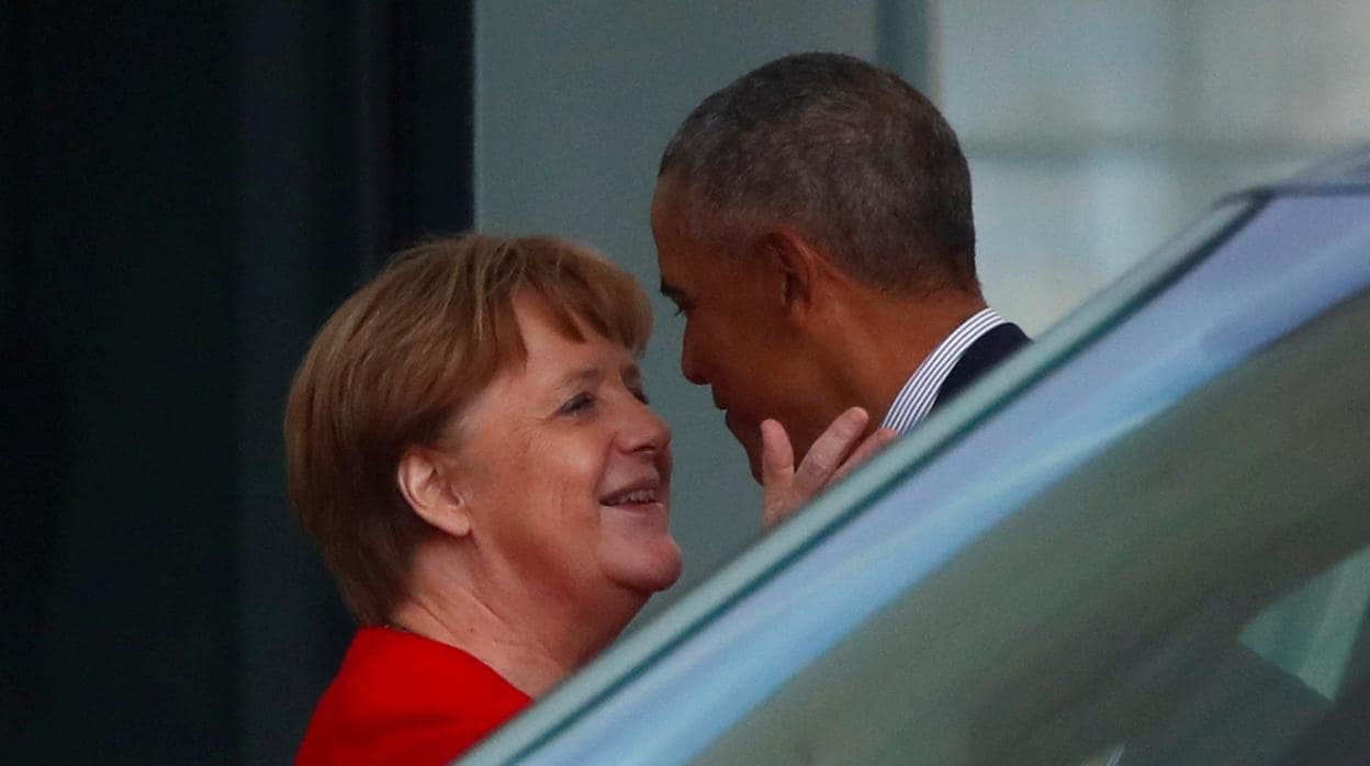 La canciller Angela Merkel se despide del expresidente Barack Obama, tras una reunión en la cancillería