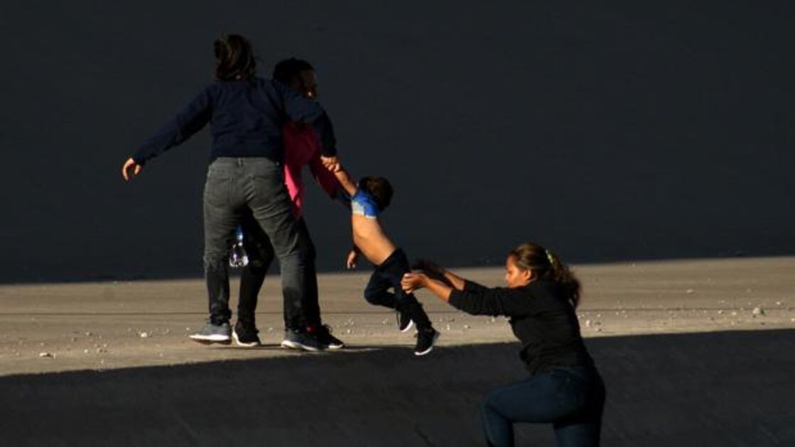 Un grupo de mujeres y un niño se internan a Estados Unidos por el río Bravo