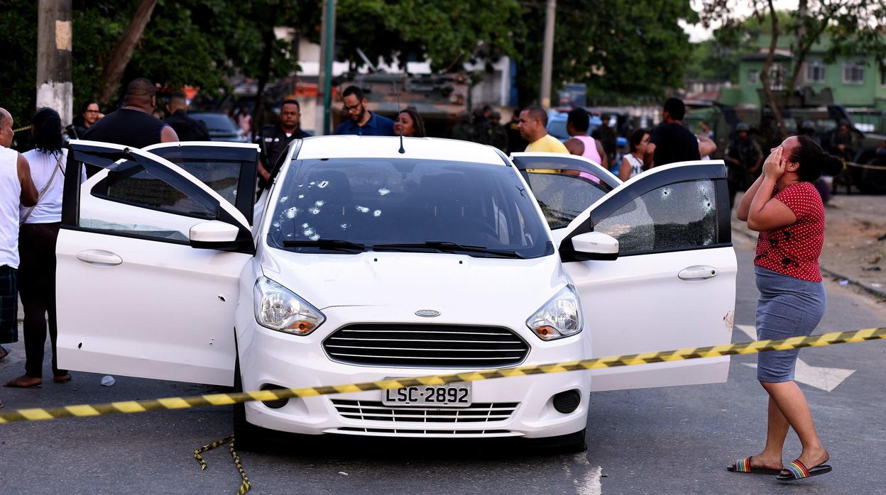 Diez soldados brasileños se confunden de coche y matan al conductor al disparar más de 80 balas