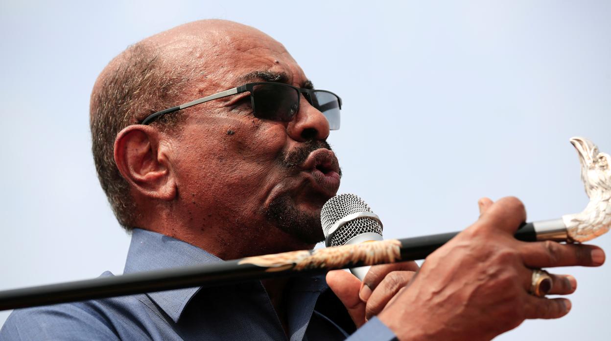 Dimite Omar al Bashir, presidente de Sudán, después de 30 años en el poder