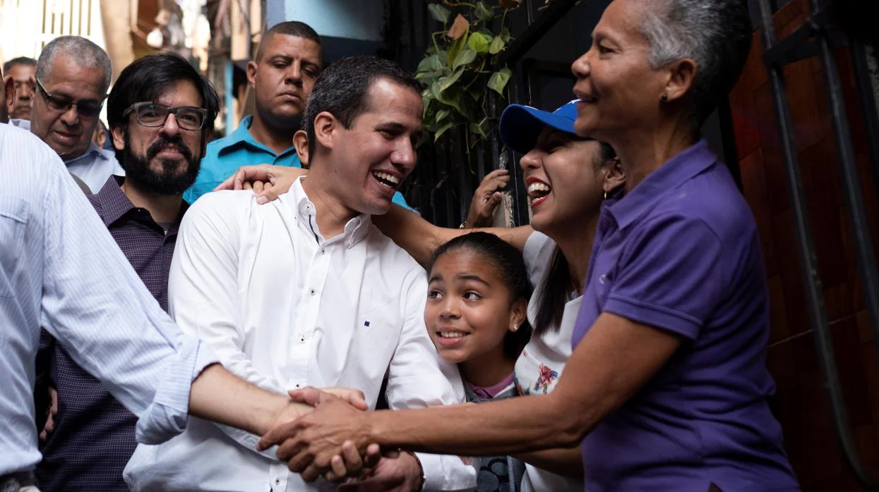 Juan Guaidó, durante su visita al barrio de Petare, en Caracas