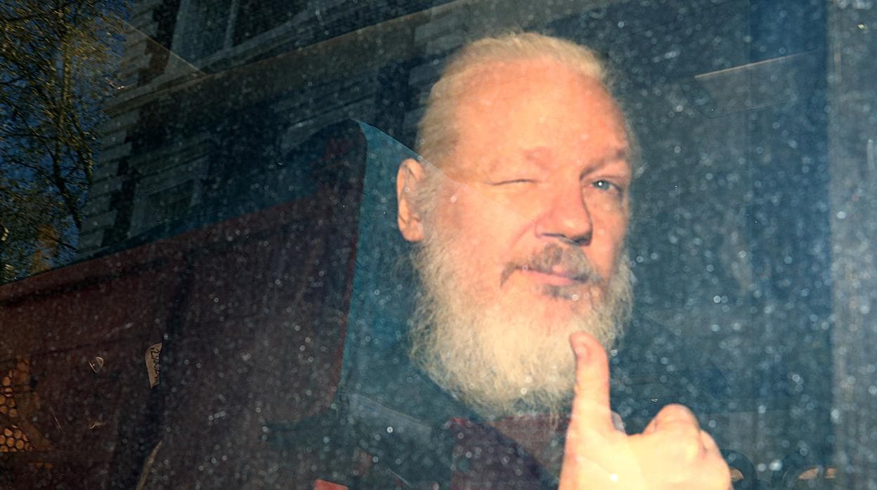 Julian Assange, durante su traslado policial tras ser detenido este jueves en Londres