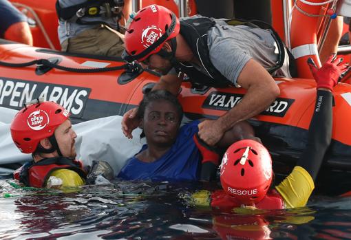 Miembros de la ONG española Proactiva Open Arms rescatan a una mujer (Josepha, migrante camerunesa de 40 años) en el mar Mediterráneo