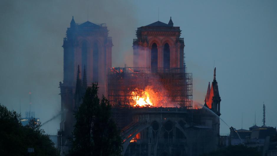 París reza frente a Notre Dame para aplacar el fuego