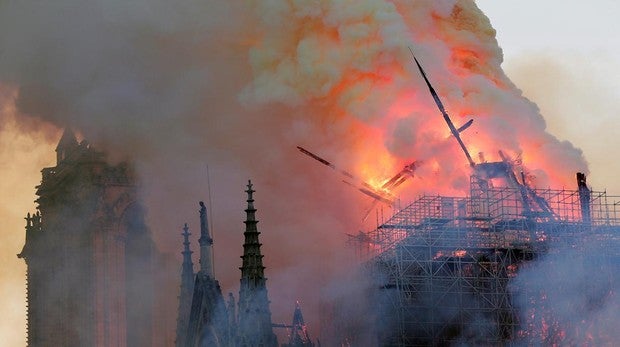 Un incendio en Notre Dame destruye el monumento más icónico de París