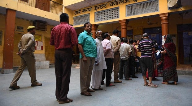 Un hombre se amputa un dedo tras votar por error al partido del primer ministro de India