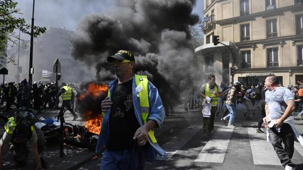 Tensión y violencia en París con la jornada XXIII de protesta de los chalecos amarillos