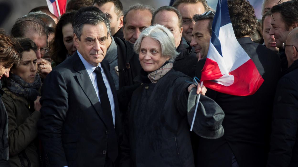 EL ex primer ministro François Fillon y su esposa Penélope, en una imagen en 2017