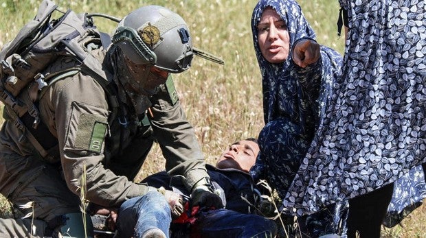 Militares israelíes matan de varios disparos a un menor palestino esposado y con una venda en los ojos