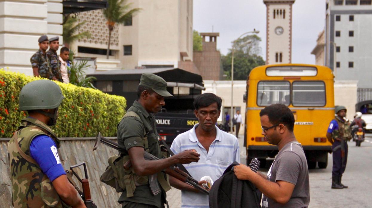 Con numerosos controles por toda la ciudad, Colombo está tomada por la Policía para impedir nuevos atentados de los terroristas huido