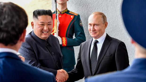 Putin y Kim abordan en Vladivostok la desnuclearización de la península coreana y reactivan sus relaciones bilaterales