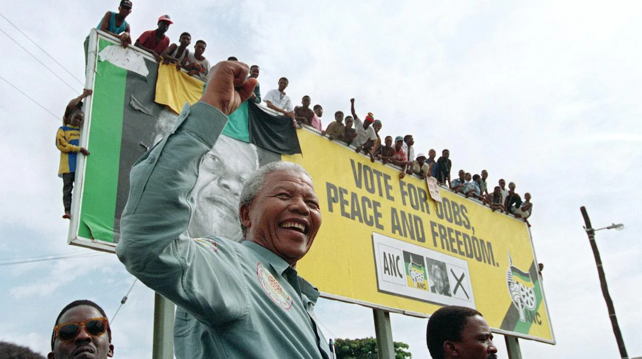 Foto tomada el 16 de abril de 1994 del Presidente del Congreso Nacional Africano, Nelson Mandela, saludando a jóvenes simpatizantes en un pueblo en las afueras de Durban