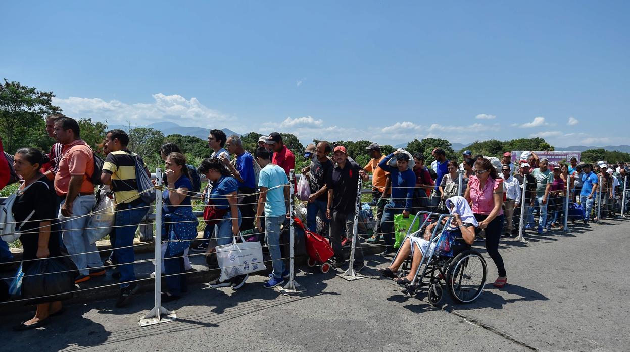 Venezolanos hacen cola para cruzar la frontera con Colombia