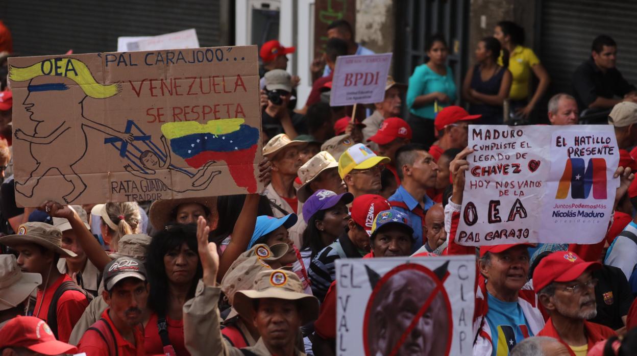 Cientos de personas participan este sábado durante una movilización encabezada por el presidente de Venezuela, Nicolás Maduro, para celebrar la salida del país de la Organización de Estados Americanos (OEA)