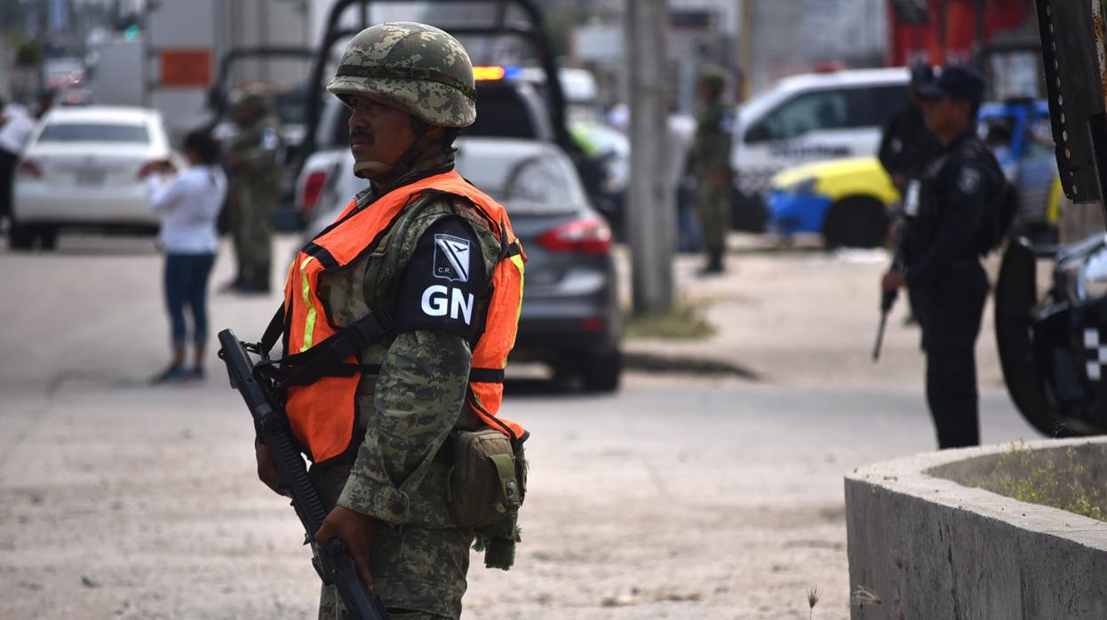 Miembros de la Guardia Nacional vigilan las calles de Minatitlan, en el estado de Veracruz (México)