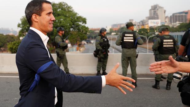 ¿Por qué un brazalete azul se ha convertido en el símbolo de los militares que apoyan a Guaidó?