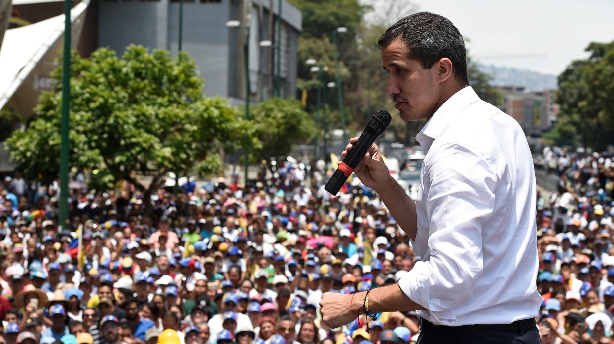 Guaidó: «Vamos a acompañar a los empleados públicos con paros escalonados a partir de mañana»