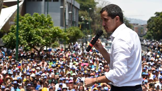 Guaidó: «Vamos a acompañar a los empleados públicos con paros escalonados a partir de mañana»