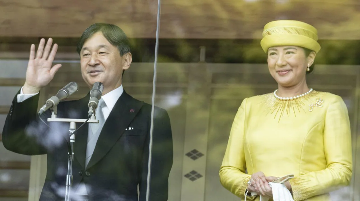 Decenas de miles de japoneses aclaman al Emperador Naruhito en su primera aparición pública