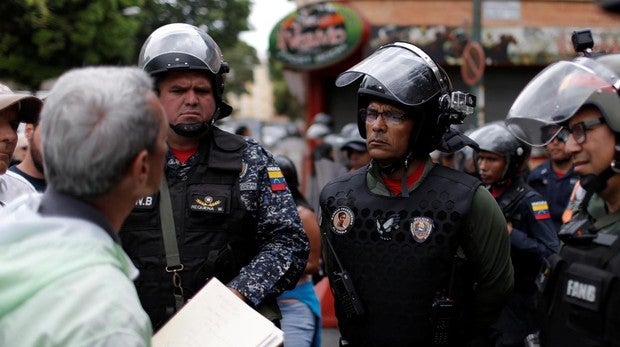 Movilización de la oposición ante los cuarteles para pedir su respaldo