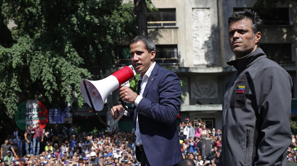 Juan Guaidó junto a Leopoldo López el día del pronunciamiento en Caracas