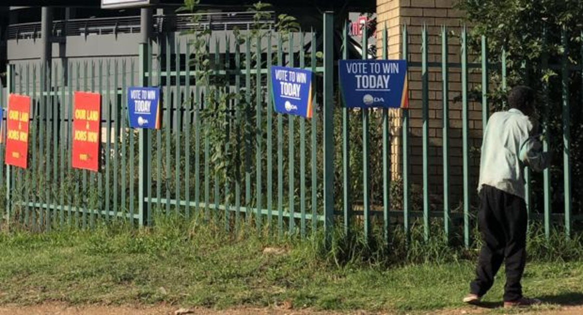 Carteles de los principales partidos de la oposición en Hyde Park Corner, Johannesburgo.