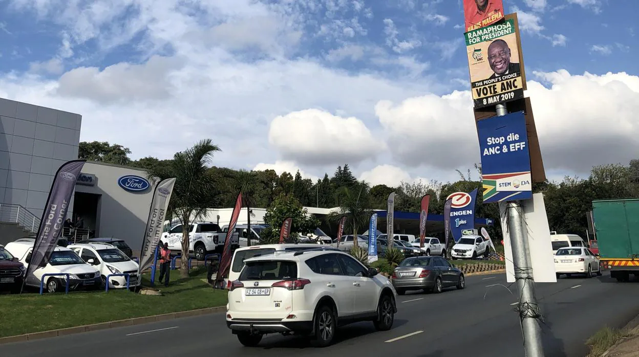 Carteles electorales de los principales partidos de Sudáfrica en la calle William Nicole, una de las arterias de Johannesburgo