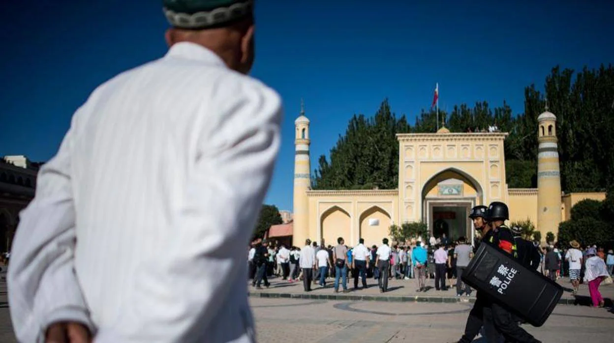 Musulmanes entrando a una mezquita de la región china de Xinjiang