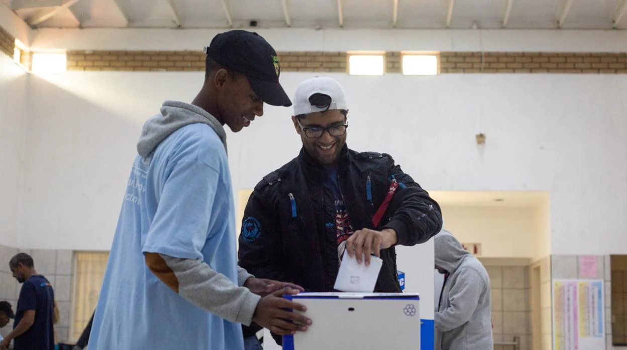 Un hombre vota este miércoles en un colegio electoral de Johannesburgo