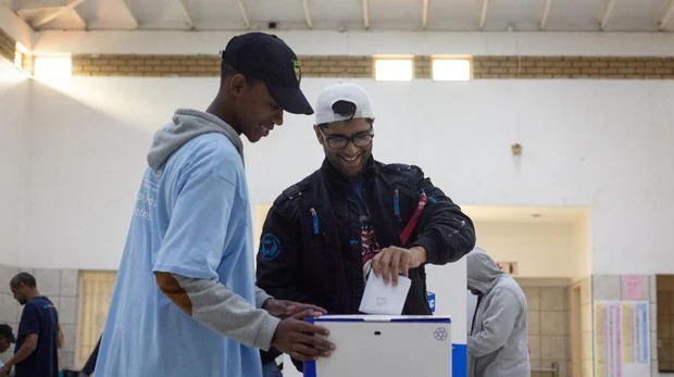 Sudáfrica da un ejemplo de democracia al votar sin incidentes