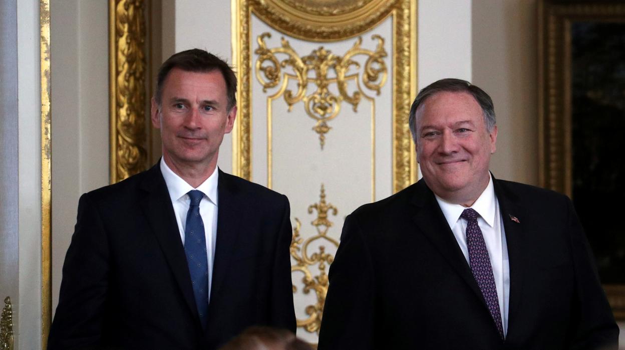 Mike Pompeo con el secretario de Exteriores, Jeremy Hunt, hoy en Londres