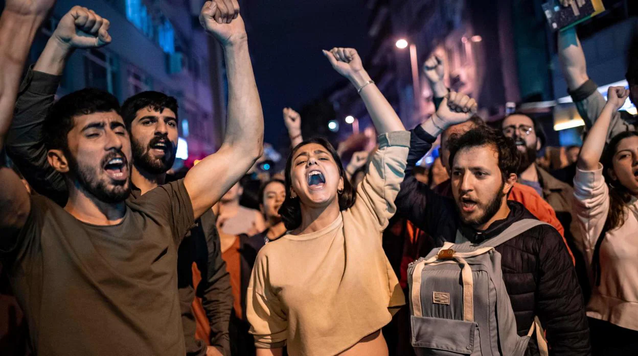 Varias personas protestan este lunes en Estambul por la repetición de elecciones