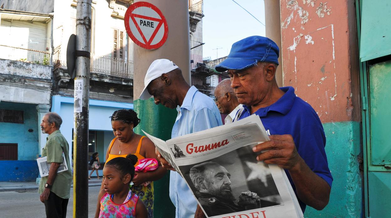Un hombre lee una edición de Granma, el periódico oficial del régimen cubano, en una calle de La Habana