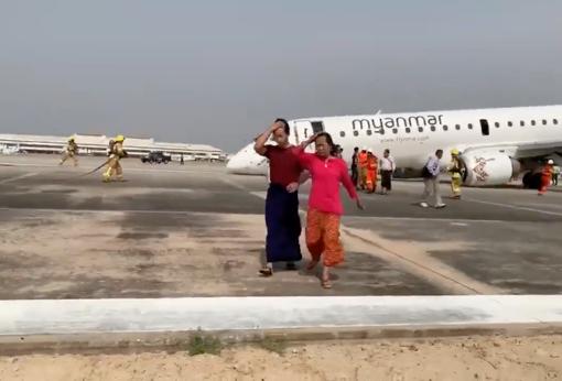 Pasajeros salen del avión tras el arriesgado aterrizaje
