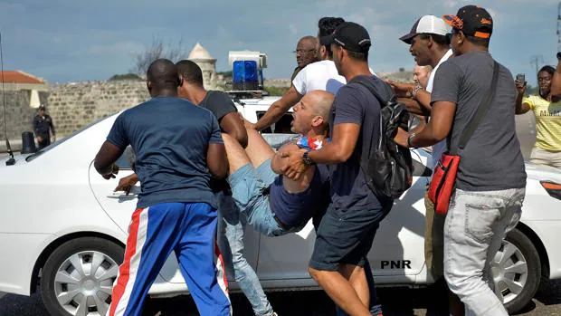 Cuba reprime con dureza la marcha LGTBI no controlada por el régimen