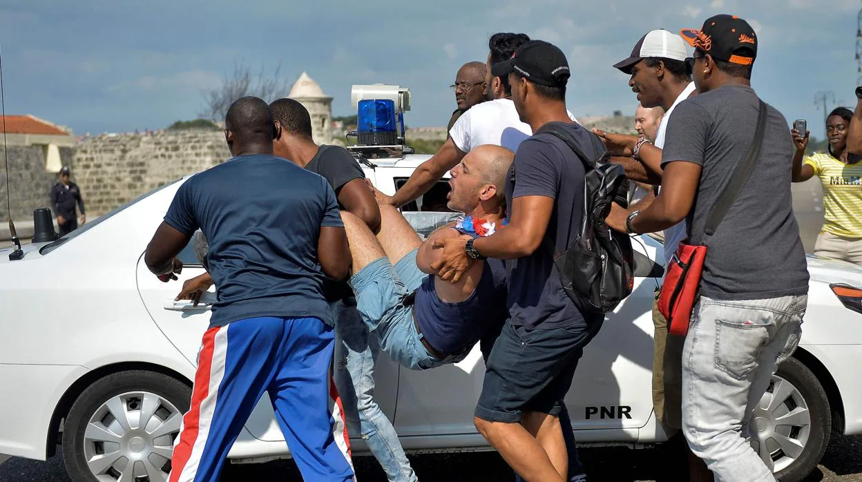 Agentes de paisano de la Policía cubana detienen a participantes en la marcha alternativa por los derechos de la comunidad LGTBI