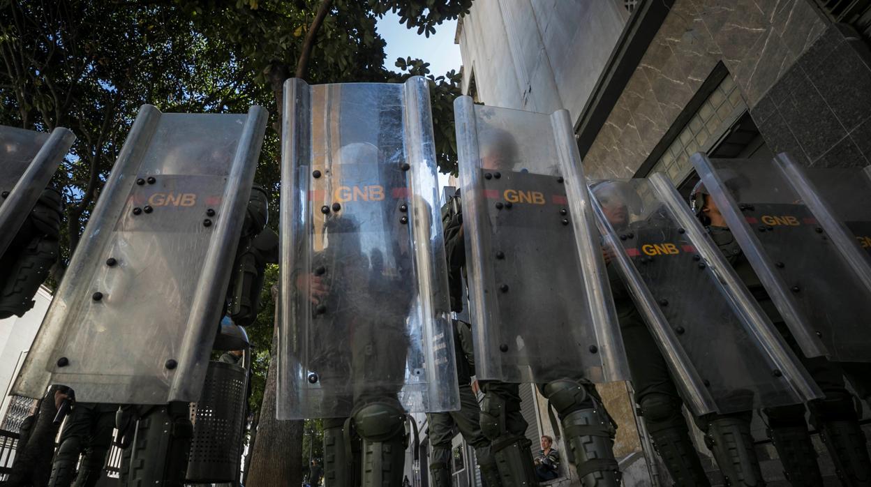 Agentes de la Guardia Nacional vigilan este miércoles las inmediaciones de la Asamblea Nacional