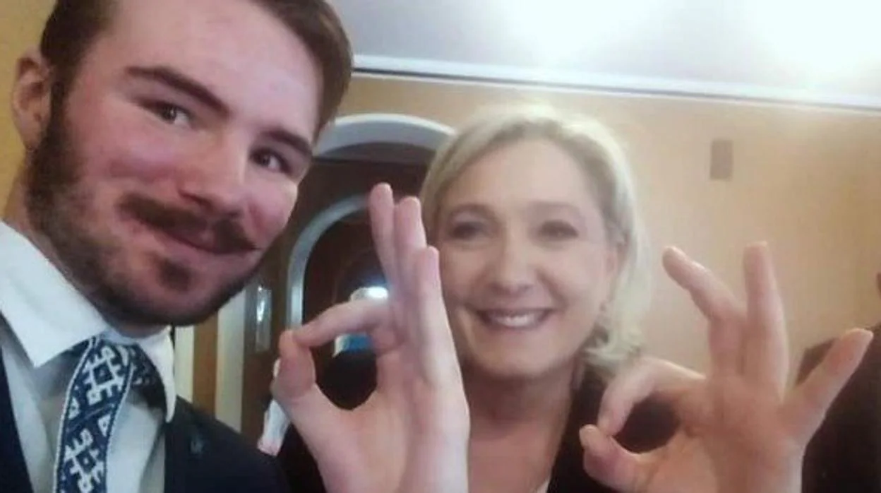 Ruuben Kaalep y Marine Le Pen haciendo el gesto «OK» en un selfi