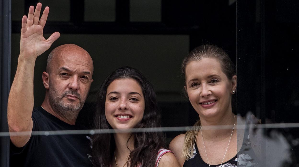 Iván Simonovis, en su casa junto a su esposa e hija, el día que fue trasladado para cumplir arresto domicilialrio, en septiembre de 2014