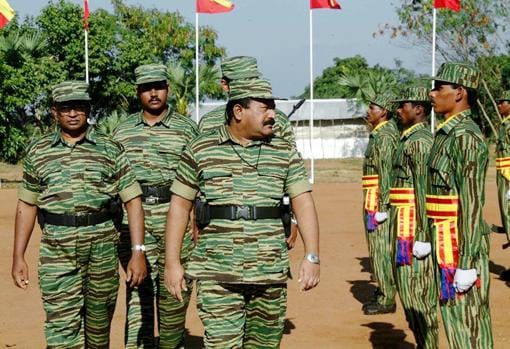 El líder de los Tigres Tamiles, Velupillai Prabhakaran (en primer plano), pasa revista a las tropas rebeldes, en 2004