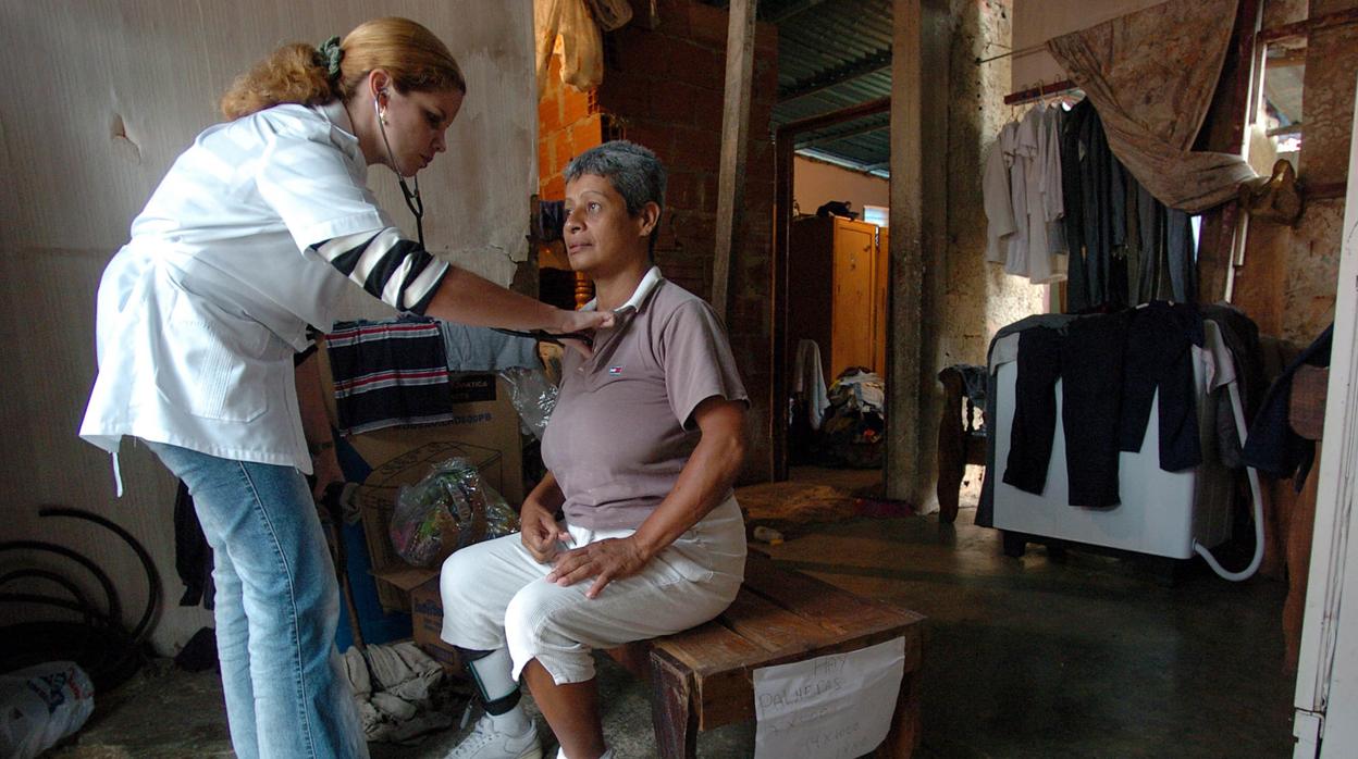 Una doctora cubana atiende a una paciente en su casa, en un barrio de Caracas