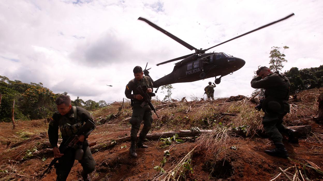 Miembros del Ejército colombiano son vistos en la zona donde se realizan trabajos de erradicación de cultivos de coca
